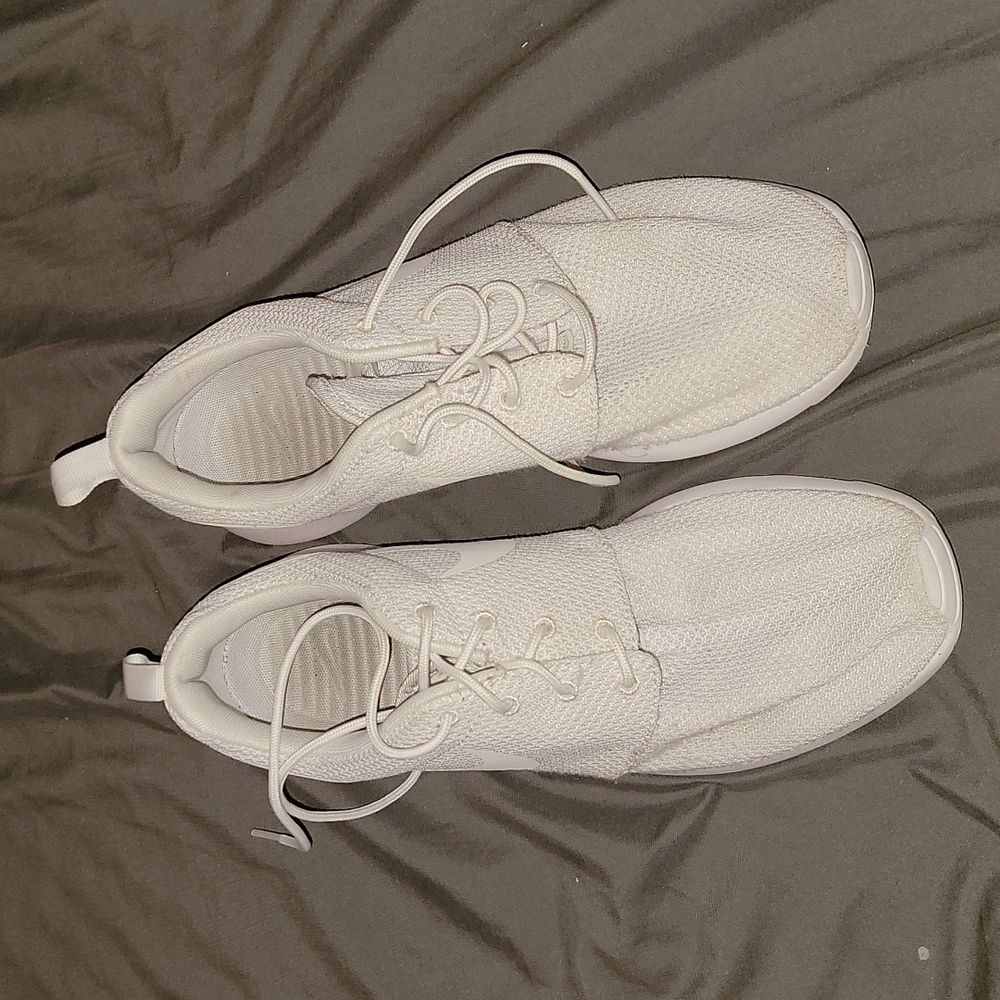 White nike roshe